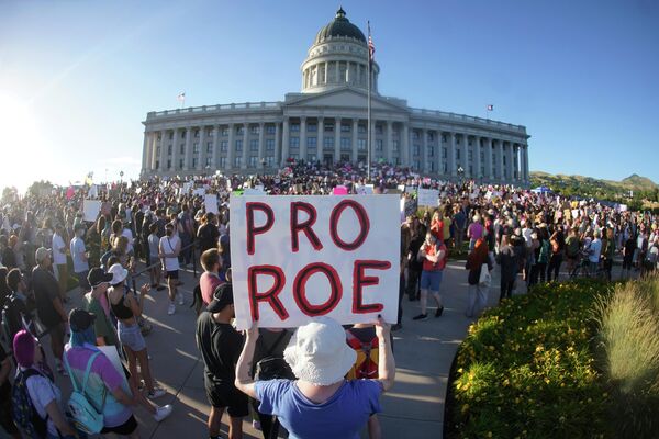 Millones de personas salieron a la calle tras la histórica decisión de la Corte Suprema de prohibir el aborto. El primer día de protestas terminó con disturbios en las ciudades estadounidenses desde Nueva York hasta Los Ángeles.En la foto: los manifestantes en las inmediaciones del Capitolio del estado de Utah, en Salt Lake City. - Sputnik Mundo
