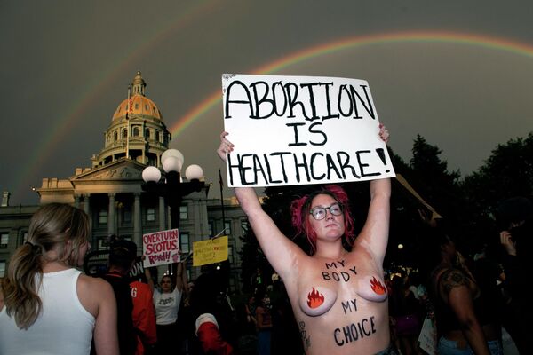El 24 de junio, el Tribunal Supremo de EEUU había anulado una sentencia de 1973 del sonado caso Roe contra Wade, que había garantizado el derecho al aborto aeludiendo las restricciones gubernamentales.En la foto: así protestaron los manifestantes en Denver, Colorado. - Sputnik Mundo