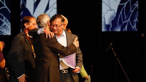 Gustavo Petro, presidente electo, abraza a Francisco de Roux, presidente de la Comisión - Sputnik Mundo