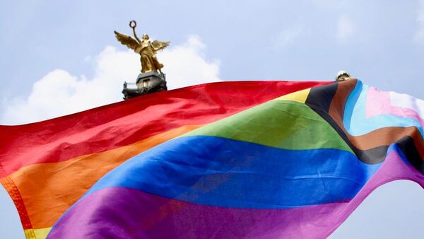 Bandera LGBTI con la Victoria Alada de la Ciudad de México - Sputnik Mundo