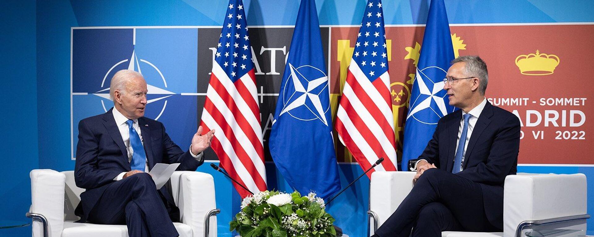 El presidente estadounidense, Joe Biden, y el secretario general de la OTAN, Jens Stoltenberg, en Madrid - Sputnik Mundo, 1920, 17.09.2022