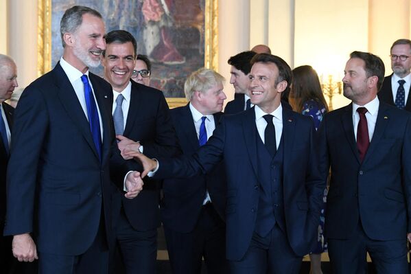 El rey Felipe VI de España (izquierda), el presidente del Gobierno español Pedro Sánchez (2.º por la izquierda) y el presidente de Francia Emmanuel Macron antes de la cena de gala en la residencia real oficial de Madrid. - Sputnik Mundo