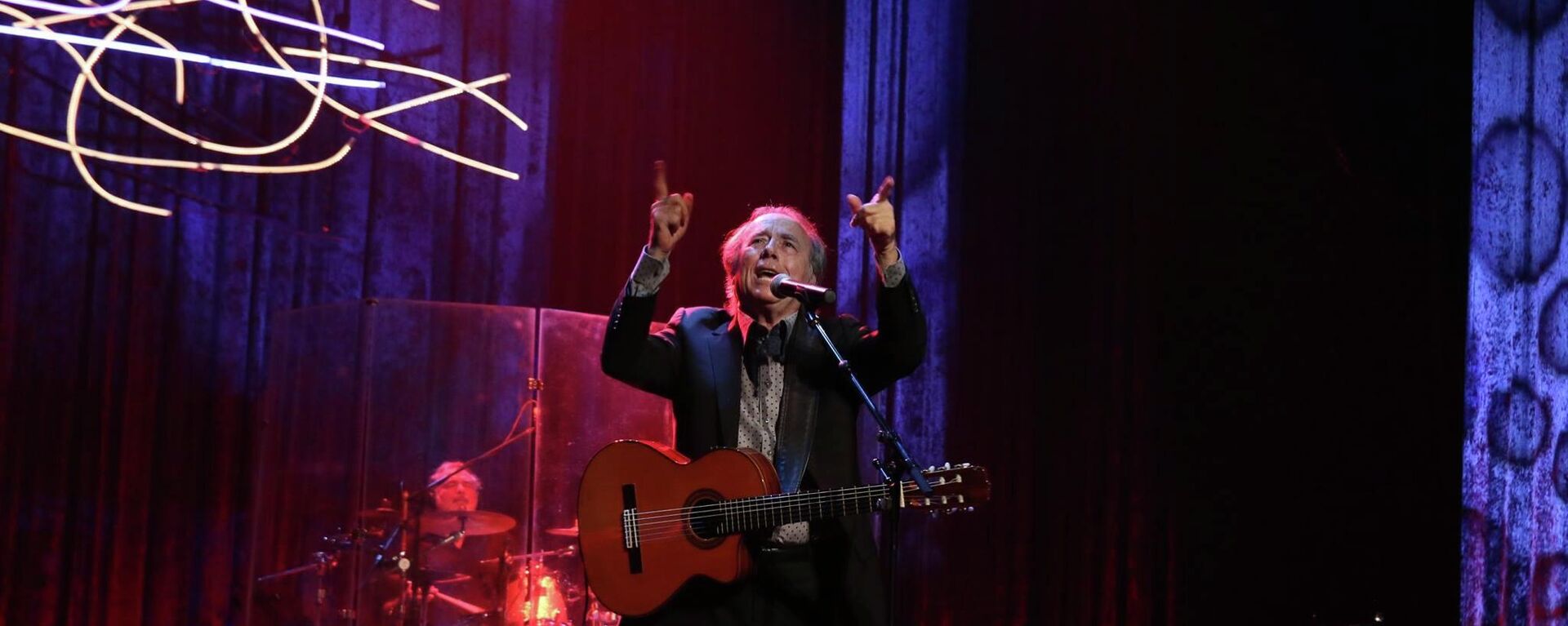 El cantautor español Joan Manuel Serrat durante su gira Antología desordenada, en 2015 - Sputnik Mundo, 1920, 29.06.2022
