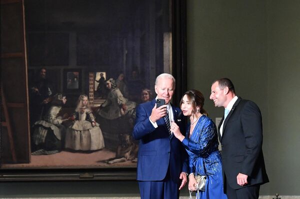 El presidente de Estados Unidos, Joe Biden, se hizo selfies con el primer ministro de Malta, Robert Abela, y su esposa, Lydia Abela. - Sputnik Mundo