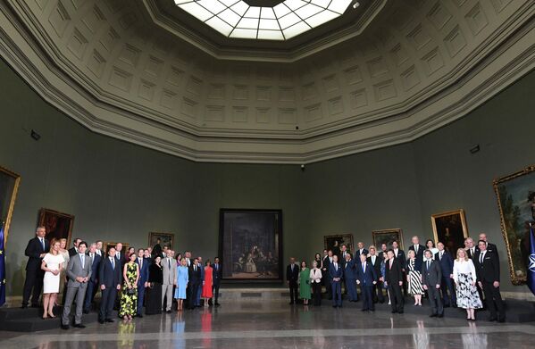 Los líderes de la OTAN posaron a ambos lados de la joya de la colección del museo, el cuadro de las Meninas de Diego Velázquez. - Sputnik Mundo
