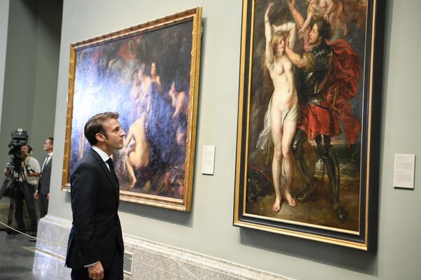 El presidente francés Emmanuel Macron en el Museo del Prado de Madrid. - Sputnik Mundo