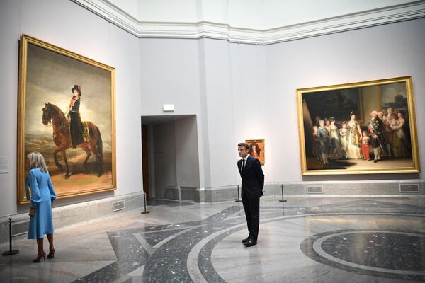 El presidente francés Emmanuel Macron y su esposa Brigitte en el Museo del Prado de Madrid. - Sputnik Mundo