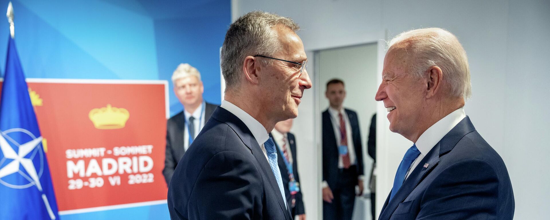 El secretario general de la OTAN, Jens Stoltenberg, con el presidente de EEUU, Joe Biden - Sputnik Mundo, 1920, 30.06.2022