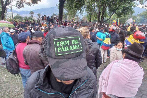 Familias indígenas y vecinos de Quito celebran en las calles de la capital el fin del paro nacional - Sputnik Mundo
