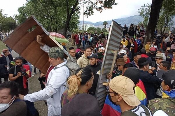 Familias indígenas y vecinos de Quito celebran en las calles de la capital el fin del paro nacional - Sputnik Mundo