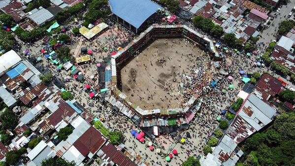 Foto aérea del estadio que se derrumbó durante una corrida de toros en El Espinal, Colombia. - Sputnik Mundo