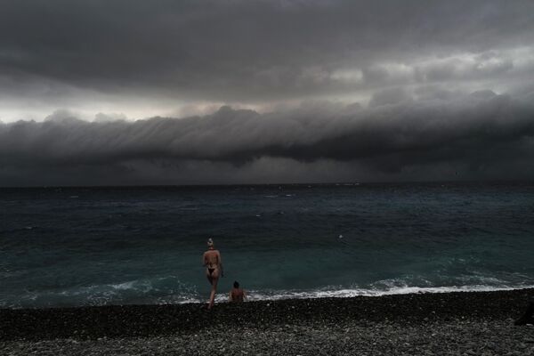 Los veraneantes observan la tormenta que se avecina en el Paseo de los Ingleses de Niza, Francia. - Sputnik Mundo