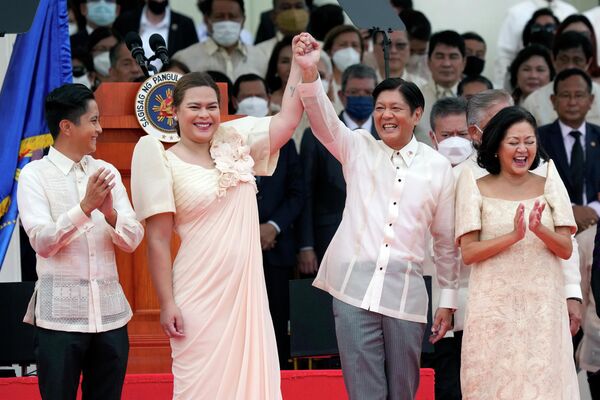 El nuevo presidente filipino Ferdinand Marcos Jr. con la vicepresidenta Sara Duterte, hija del expresidente Rodrigo Duterte, durante la ceremonia de investidura en el Museo Nacional de Manila. - Sputnik Mundo