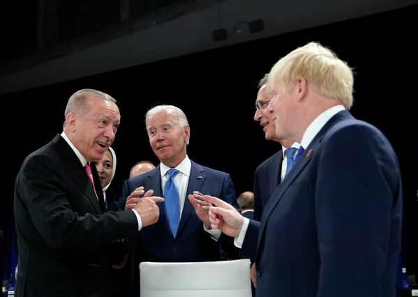 El presidente turco, Recep Tayyip Erdogan, el presidente de EEUU, Joe Biden, el secretario general de la OTAN, Jens Stoltenberg, y el primer ministro británico, Boris Johnson, en una mesa redonda durante la cumbre de la OTAN en Madrid. - Sputnik Mundo