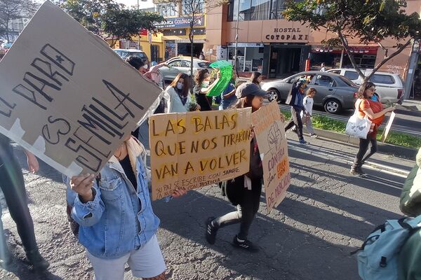 Las mujeres de Quito marchan por la ciudad para exigir el fin del racismo y la discriminación - Sputnik Mundo