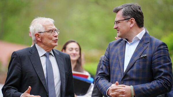 El jefe de la diplomacia europea, Josep Borrell, y el ministro de Exteriores de Ucrania, Dmitri Kuleba - Sputnik Mundo