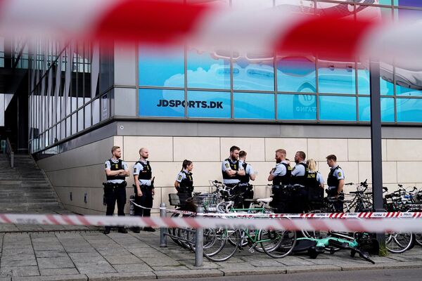 Tras el ataque, los policías resguardaron las afueras del centro comercial Field&#x27;s. - Sputnik Mundo