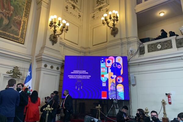 Convención constitucional de Chile entregó la propuesta de nueva Constitución de Chile - Sputnik Mundo