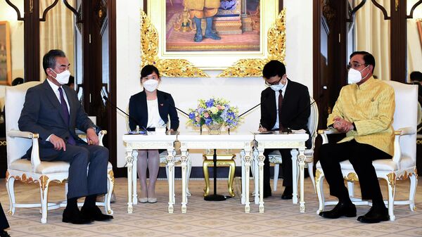 Wang Yi, el ministro de Exteriores chino habla con el primer ministro de Tailandia, Prayuth Chan-ocha - Sputnik Mundo