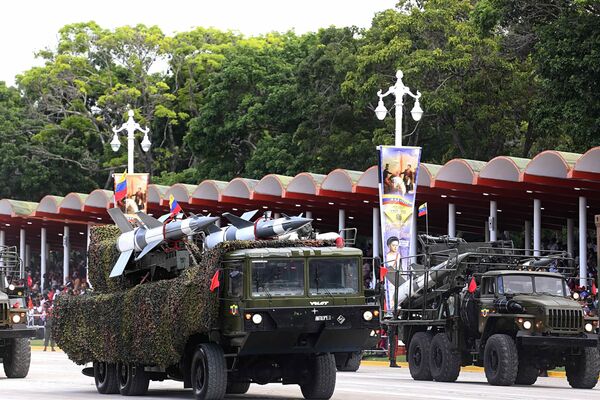 12.000 efectivos militares junto a unidades de artillería y blindados desfilaron en el Día de la Independencia venezolana - Sputnik Mundo