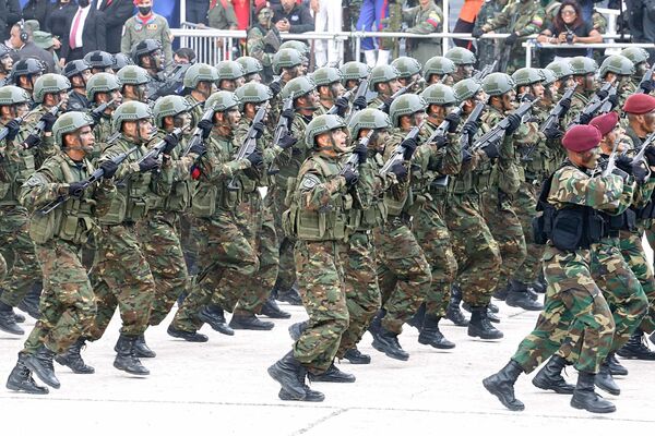 12.000 efectivos militares junto a unidades de artillería y blindados desfilaron en el Día de la Independencia venezolana - Sputnik Mundo