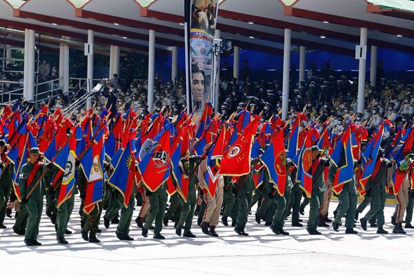 Máxima alerta, pidió el presidente Maduro a los soldados venezolanos en el Día de la Independencia - Sputnik Mundo