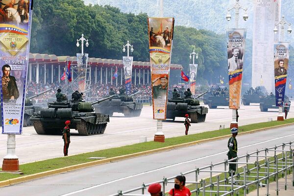 Máxima alerta, pidió el presidente Maduro a los soldados venezolanos en el Día de la Independencia - Sputnik Mundo