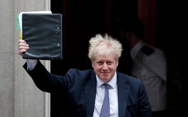 El primer ministro británico, Boris Johnson, en el exterior de su residencia de Downing Street, en octubre de 2019. - Sputnik Mundo