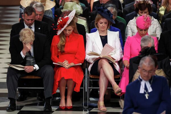 El primer ministro Boris Johnson junto a su esposa Carrie Johnson, la ministra de Asuntos Exteriores Liz Truss y la ministra de Interior Priti Patel durante el servicio de acción de gracias en la catedral de San Pablo de Londres con motivo del 70 aniversario del reinado de la reina Isabel II. - Sputnik Mundo