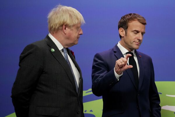 El primer ministro británico, Boris Johnson, con el presidente francés, Emmanuel Macron, en la 26 conferencia de la ONU sobre el clima, celebrada en Glasgow (Escocia) en noviembre de 2021. - Sputnik Mundo