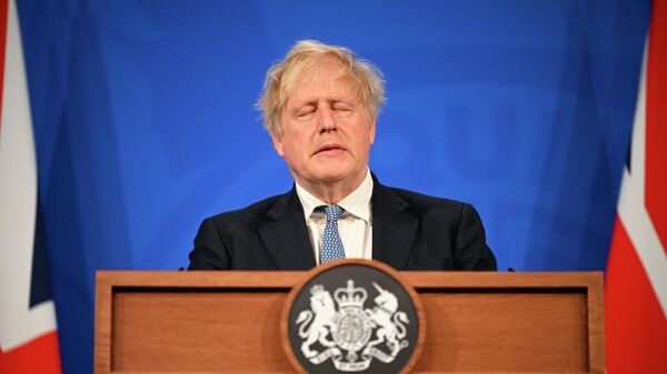 Премьер-министр Великобритании Борис Джонсон выступает на пресс-конференции на Даунинг-стрит в Лондоне - Sputnik Mundo