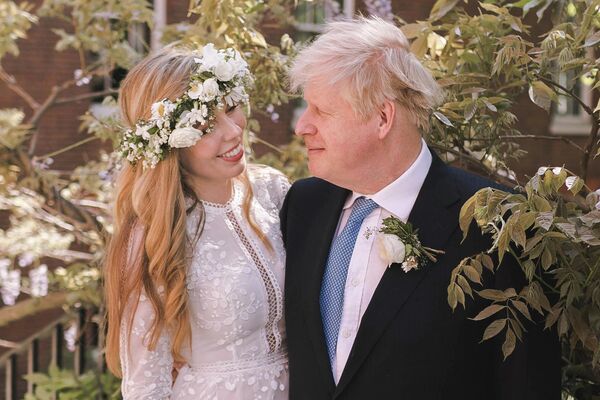 El primer ministro Boris Johnson y su esposa Carrie el día de su boda en el jardín de la residencia del primer ministro en el número 10 de Downing Street, Londres, Reino Unido, el 29 de mayo de 2021. - Sputnik Mundo