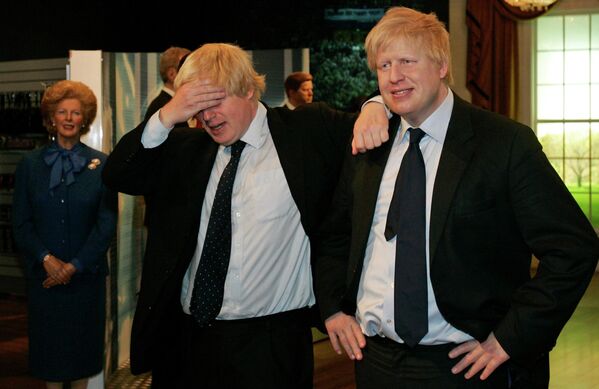 Boris Johnson, entonces alcalde de Londres, junto a su figura de cera en el museo Madame Tussauds de Londres, mayo de 2009. - Sputnik Mundo