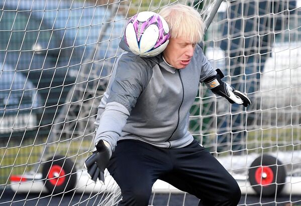 El primer ministro Boris Johnson antes de un partido de fútbol femenino en Chealde Hulme, Inglaterra, durante la campaña previa a las elecciones parlamentarias, diciembre de 2019. - Sputnik Mundo