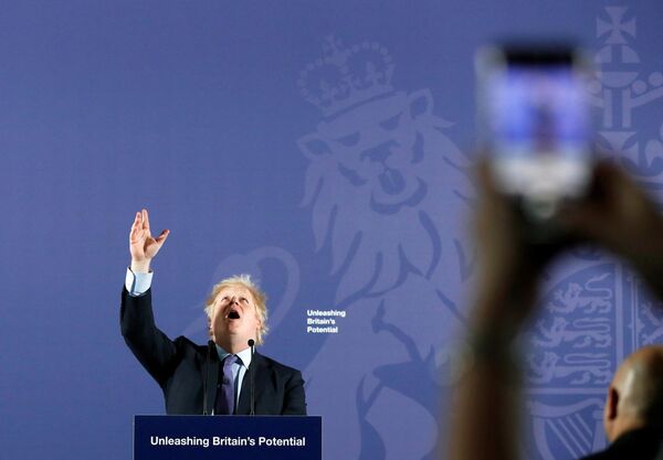 El primer ministro Boris Johnson habla en el Old Royal Naval College de Greenwich, Londres, febrero de 2020. - Sputnik Mundo