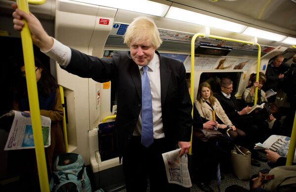 Boris Johnson, entonces alcalde de Londres, en un vagón del metro tras presentarse a las elecciones locales en la capital británica, mayo de 2012. - Sputnik Mundo