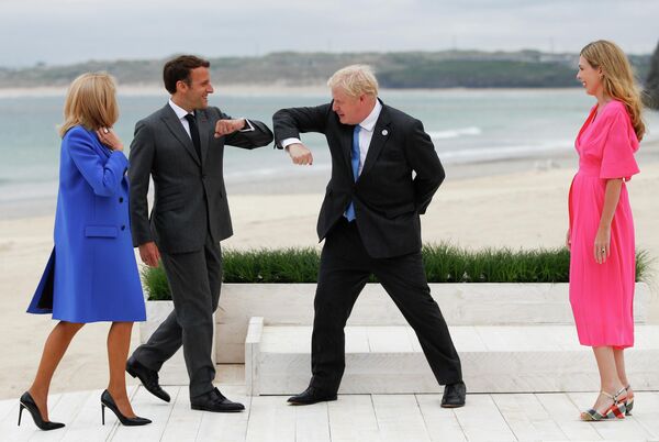 El primer ministro británico, Boris Johnson, y su esposa Carrie, y el presidente francés, Emmanuel Macron, y su esposa Brigitte, a su llegada a la cumbre del G7, a las puertas del hotel Carbis Bay en St. Ives, Cornualles, Inglaterra. - Sputnik Mundo