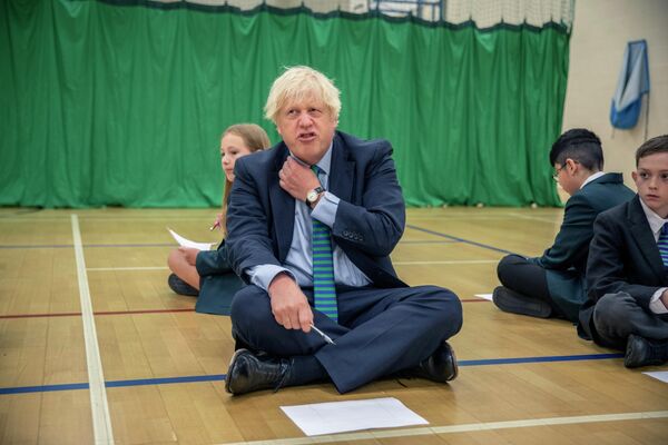 El primer ministro Boris Johnson visita la escuela secundaria Castle Rock en Coalville, Inglaterra, en el primer día de clases, el 26 de agosto de 2020. - Sputnik Mundo