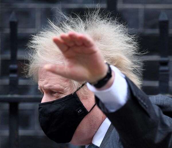 El primer ministro Boris Johnson frente a su residencia en el número 10 de Downing Street, Londres, febrero de 2021. - Sputnik Mundo