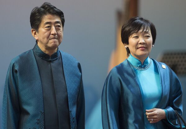 El primer ministro japonés, Shinzo Abe, y su esposa Akie antes de una foto conjunta con los líderes del foro de la APEC en Pekín, China, el 10 de noviembre de 2014. - Sputnik Mundo