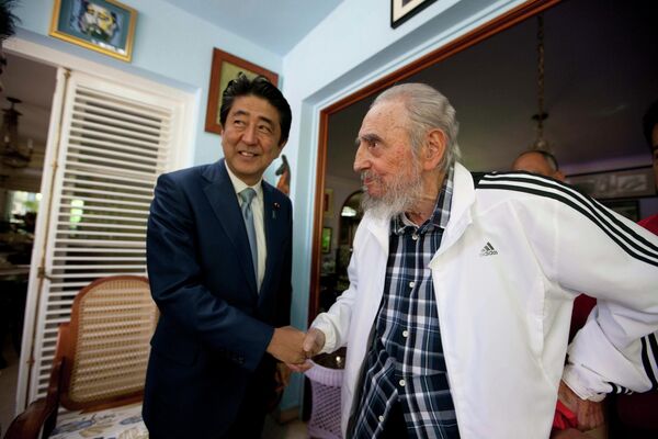 El primer ministro japonés Shinzo Abe se reúne con el exlíder cubano Fidel Castro en La Habana, Cuba, 22 de septiembre de 2016. - Sputnik Mundo