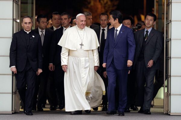 Abe consideraba al Vaticano un socio en la cuestión de la renuncia a las armas nucleares.En la foto: el primer ministro japonés, Shinzo Abe, durante un encuentro con el papa Francisco en Tokio, Japón, el 25 de noviembre de 2019. - Sputnik Mundo