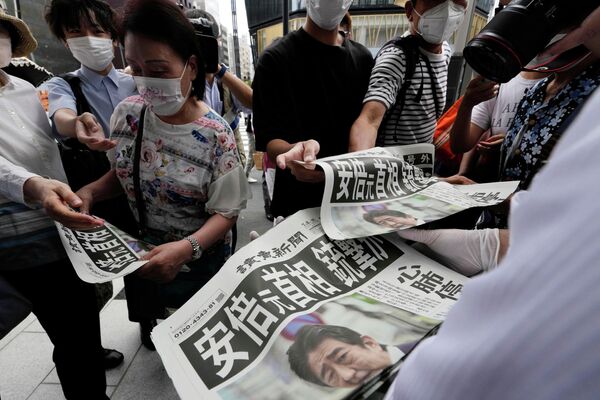 El ex primer ministro japonés Shinzo Abe, de 67 años, falleció en el hospital de la Universidad Médica de Nara el 8 de julio de 2022, tras recibir dos disparos de escopeta en la espalda.En la foto: los periódicos con informaciones sobre un intento de asesinato del ex primer ministro japonés Shinzo Abe, el 8 de julio de 2022. - Sputnik Mundo