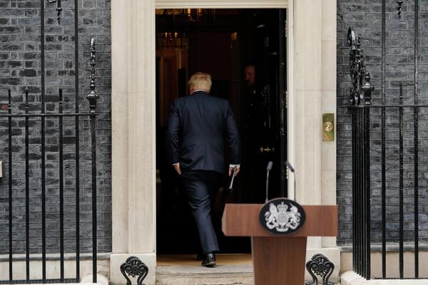 El primer ministro británico, Boris Johnson, regresa a su residencia en Downing Street tras anunciar su decisión de dimitir. - Sputnik Mundo