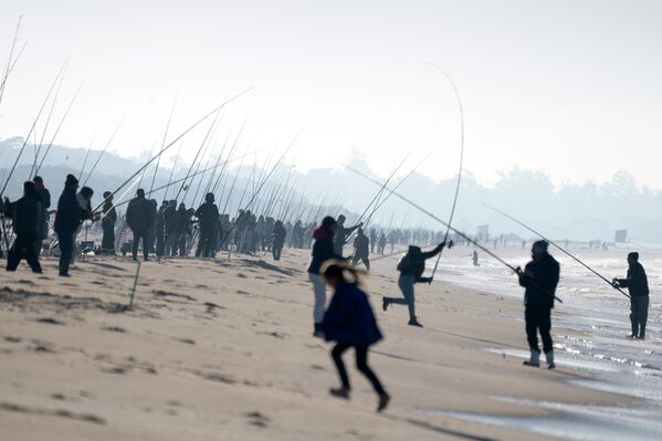Participantes del concurso de pesca de brotola en la playa de Las Toscas, Uruguay. - Sputnik Mundo