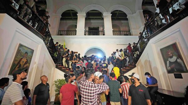 Protestantes toman el palacio presidencial en Colombo, Sri Lanka - Sputnik Mundo