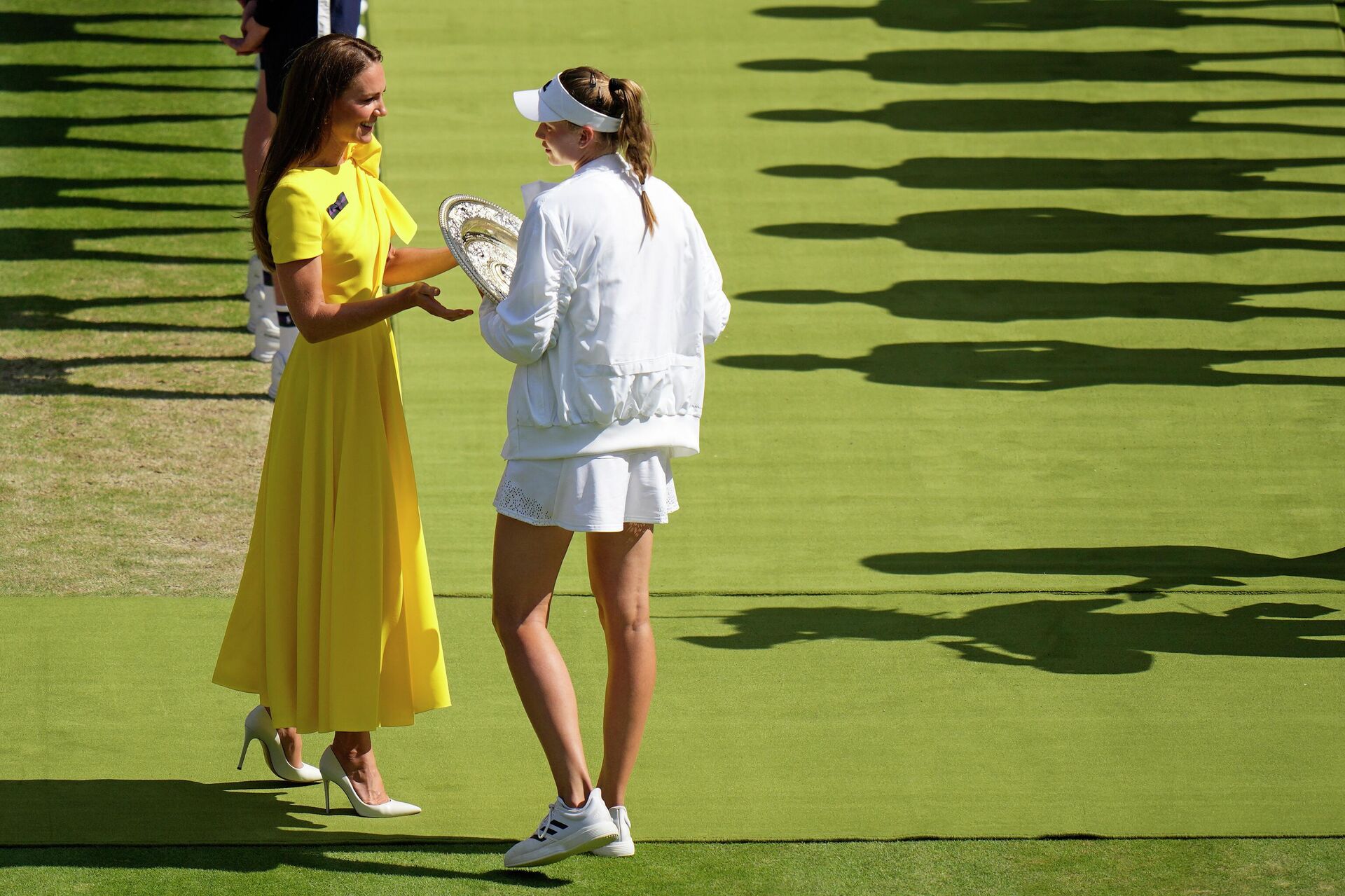 La duquesa de Cambridge, Kate Middleton, entrega el trofeo Venus Rosewater Dish a la kazaja Elena Rybakina tras ganar el partido de tenis de la final individual femenina contra la tunecina Ons Jabeur del Campeonato de Wimbledon 2022 - Sputnik Mundo, 1920, 11.07.2022