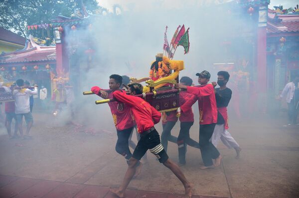 La explosión de petardos durante el desfile en honor a la diosa del templo Gow Lengchi en Narathiwat. - Sputnik Mundo