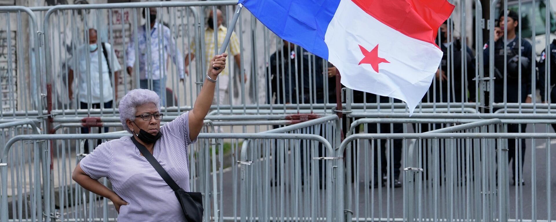 Una mujer sostiene una bandera de Panamá durante las protestas contra el Gobierno de Laurentino Cortizo en 2022 - Sputnik Mundo, 1920, 04.05.2024