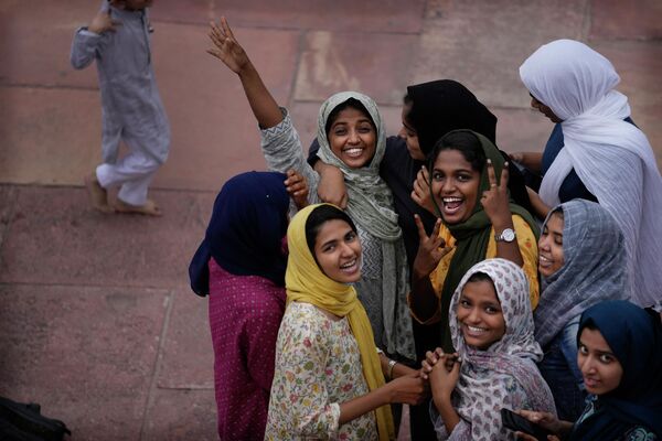 Unas chicas musulmanas tras la oración del Eid al-Adha en la mezquita de Jama en Nueva Delhi, la India. - Sputnik Mundo